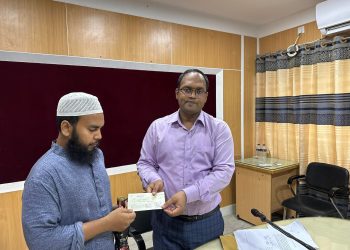 হালুয়াঘাট গরু বাজারে অগ্নিকাণ্ড: ক্ষতিগ্রস্তদের পাশে দাঁড়াল উপজেলা প্রশাসন