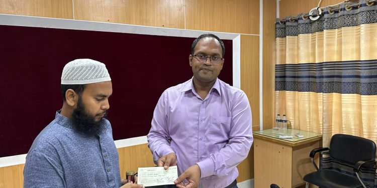 হালুয়াঘাট গরু বাজারে অগ্নিকাণ্ড: ক্ষতিগ্রস্তদের পাশে দাঁড়াল উপজেলা প্রশাসন