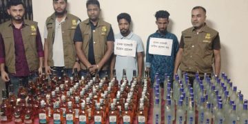 ফুটওভার ব্রিজের নিচে কাভার্ডভ্যানে ভারতীয় মদের গোপন চালান