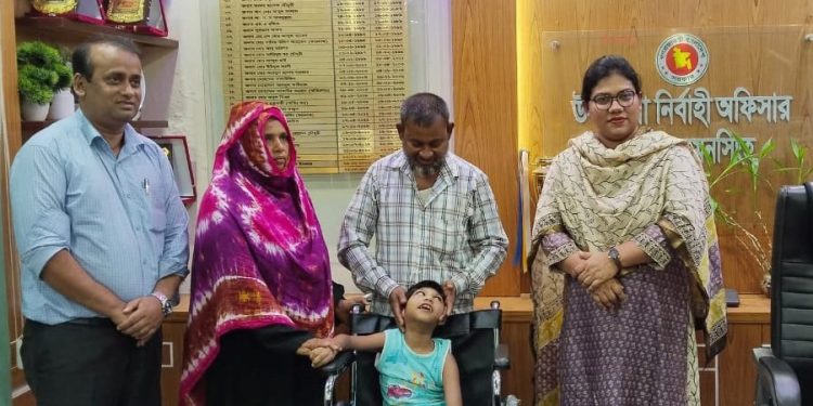 একটি হুইলচেয়ার বদলে দিলো ছোট্ট জাকিয়ার সারা পৃথিবী