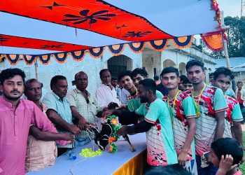 ফুলবাড়ীয়া কাহালগাঁওয়ে প্রবাসি-দেশির প্রীতি ফুটবল ম্যাচে উৎসবের আমেজ