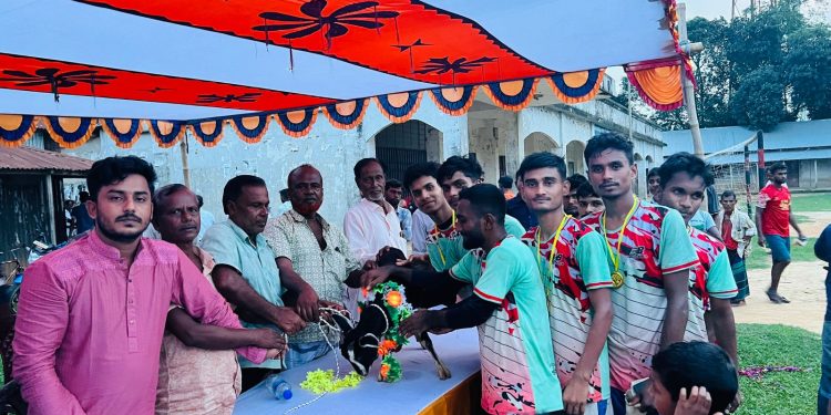 ফুলবাড়ীয়া কাহালগাঁওয়ে প্রবাসি-দেশির প্রীতি ফুটবল ম্যাচে উৎসবের আমেজ