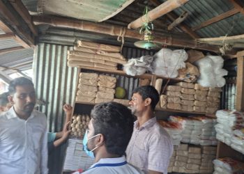 ফুলপুরে পলিথিনবিরোধী অভিযান: ৩ ব্যবসায়ীকে ২২ হাজার টাকা জরিমানা