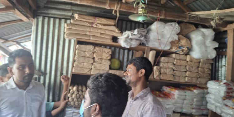 ফুলপুরে পলিথিনবিরোধী অভিযান: ৩ ব্যবসায়ীকে ২২ হাজার টাকা জরিমানা