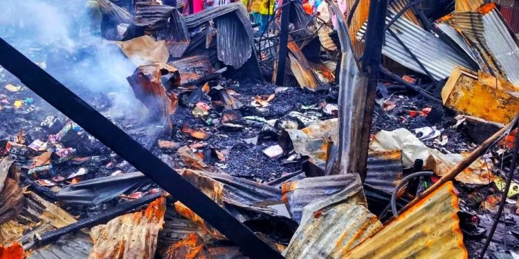 হালুয়াঘাটে গভীর রাতে ভয়াবহ অগ্নিকাণ্ডে ১২ দোকান পুড়ে ছাই, ক্ষতি দেড় কোটি টাকা