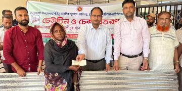 প্রাকৃতিক দুর্যোগে ক্ষতিগ্রস্তদের পাশে হালুয়াঘাট প্রশাসন: ঢেউটিন ও আর্থিক সহায়তা বিতরণ