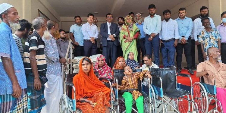ইসলামপুরে বিভাগীয় কমিশনারের মানবিক সফর: উপহারে সিক্ত সাধারণ মানুষ