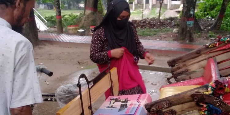 ফুলপুরে সেলাই মেশিন পেয়ে আবেগাপ্লুত দরিদ্র শিক্ষার্থী ফারজানা