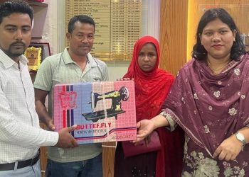 ফুলপুরে ক্ষতিগ্রস্তদের হাতে চেক ও সেলাই মেশিন তুলে দিলেন ইউএনও–সীমা