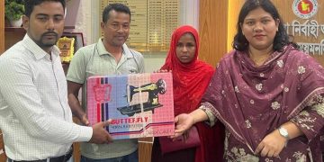 ফুলপুরে ক্ষতিগ্রস্তদের হাতে চেক ও সেলাই মেশিন তুলে দিলেন ইউএনও–সীমা