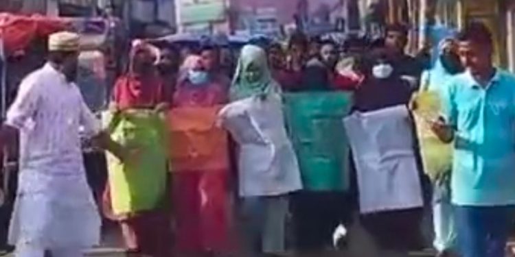 রাজনীতির ছত্রছায়ায় সন্ত্রাস-চাঁদাবাজি ও হত্যার বিরুদ্ধে নেত্রকোনায় ‘দ্য রেড জুলাই’-এর প্রতিবাদ সমাবেশ ও মিছিল
