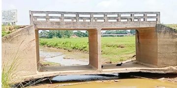 ফুলপুরে শূন্যে ঝুলছে সেতু!—নদী খননের পর সরে গেছে মাটি, ধসে পড়ার আশঙ্কা