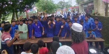 ফুলপুরে স্পিড ব্রেকার দাবিতে শিক্ষার্থীদের শান্তিপূর্ণ বিক্ষোভ