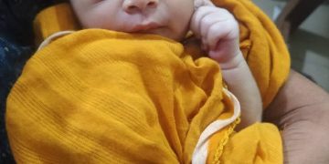 সমাজের চোখে অসহায়- পিতৃপরিচয়হীন এক নিষ্পাপ শিশু