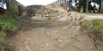 ফুলপুরে সেতু থাকলেও দুই পাশে মাটি নেই, কাজ ধরবেন বলে আশ্বাস দিলেন ইউএনও ———