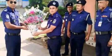 ফুলবাড়ীয়ায় অতিরিক্ত পুলিশ সুপার মোঃ আব্দুল্লাহ্ আল মামুনকে ফুলেল শুভেচ্ছা