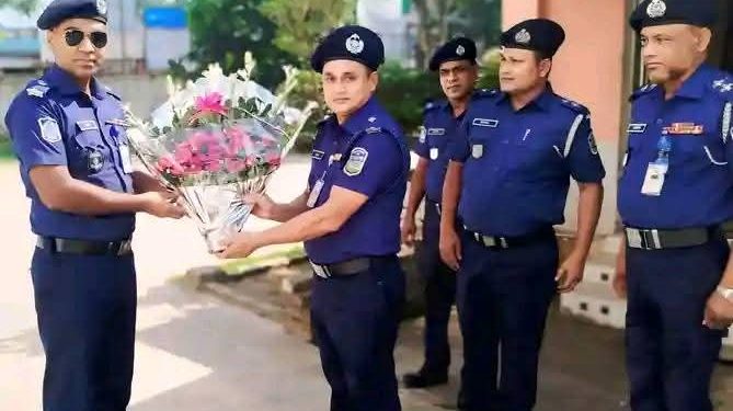 ফুলবাড়ীয়ায় অতিরিক্ত পুলিশ সুপার মোঃ আব্দুল্লাহ্ আল মামুনকে ফুলেল শুভেচ্ছা