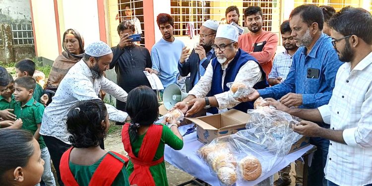 হালুয়াঘাটে প্রাথমিক শিক্ষার্থীদের ফিডিং কর্মসূচি পরিদর্শন