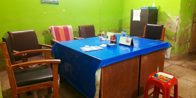 ঈশ্বরগঞ্জ উপজেলা স্বাস্থ্য কমপ্লেক্স গ্রেফতার আতঙ্কে চিকিৎসা সেবা ব্যাহত, রোগীদের ভোগান্তি চরমে