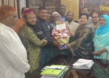 নবনিযুক্ত বিভাগীয় কমিশনার ফারাহ শাম্মীকে ময়মনসিংহ বিভাগীয় প্রেসক্লাবের ফুলেল শুভেচ্ছা