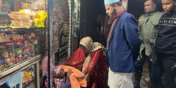 গভীর রাতে শীতার্ত মানুষের দুয়ারে উষ্ণতার পরশ