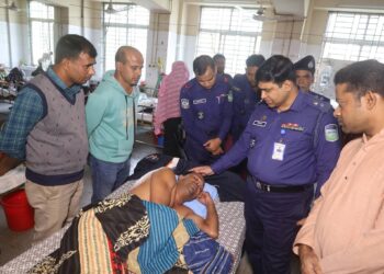 আহত সহকর্মীর পাশে দাঁড়িয়ে মানবিকতার দৃষ্টান্ত রাখলেন পুলিশ সুপার