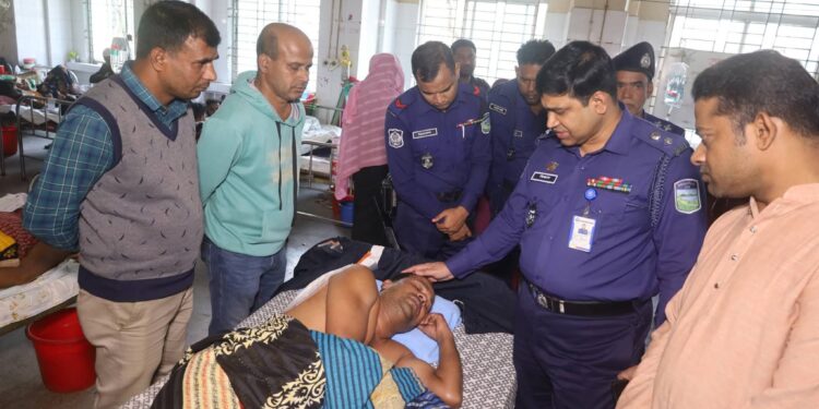 আহত সহকর্মীর পাশে দাঁড়িয়ে মানবিকতার দৃষ্টান্ত রাখলেন পুলিশ সুপার
