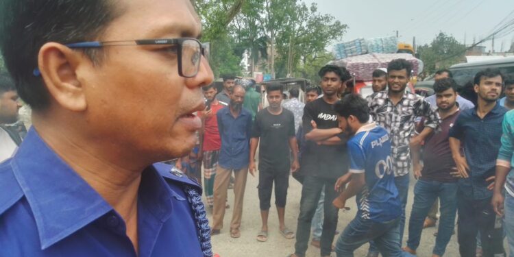 ফুয়েল কার্ড জটিলতায় পেট্রোল ও অকটেনের দাবিতে ঈশ্বরগঞ্জে মহাসড়ক অবরোধ